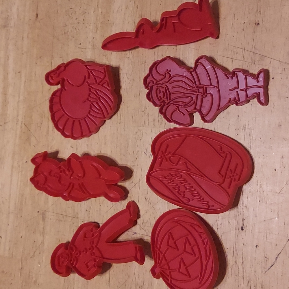 Tupperware Cooke Cutters Set of 7